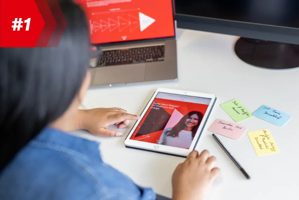 Seseorang sedang menonton di tabletnya